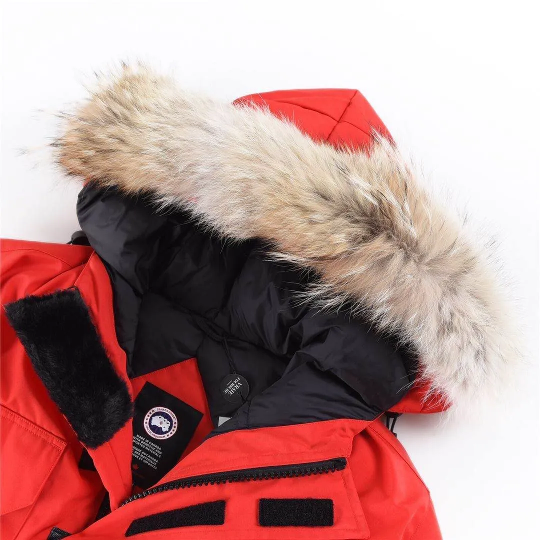 P780 with dust bag) Canada Goose Canada Goose #Expedition expedition parka classic down jacket ➖ Imported 21-count polyester-cotton blended original fabric [last year’s 16-count/18-count hard fabrics have been completely eliminated, this year all use 21-count genuine synchronized fabrics, the soft mid-band feels delicate and textured], genuine synchronized Feather-Light 10D waterproof coated fabric, made of 84.5% polyester fiber and 15.5% cotton, 100% the best feel in the entire network! ➖ The genuine official website is synchronized with the national standard 80 white duck down, you can check the official website customer service, there will never be a series of misleading claims such as 90 down or goose down! ➖ Using the best nylon lining with double double-layer sealing design, velvet-proof No. 7 needle + grid-filled down ready-made garments, there is 100% no so-called velvet running! ➖ The cuffs are designed with thickened seamless threads, and the collar and pockets are lined with top-quality polar fleece to keep you warm and comfortable! ➖ Yoshida YKK provides original custom-made electroplated sliders. YKK two-way lockable zippers are tight and smooth and will not peel off paint! ➖ 3M composite guarantees that the Velcro is the same as the original, durable, and all accessories and hardware are custom-made! ➖ Imported BEHRINGER embroidery machine to customize the 10,000-needle embroidery logo, 98% of which can be reproduced to restore the original logo. You can check and compare on the official website! ➖ The fur collars are all made of large pieces of Western Canadian blue wolf hide, ensuring that each fur collar is 13-15cm wide! 08 models for men and women SIZE: XS S M L XL XXL